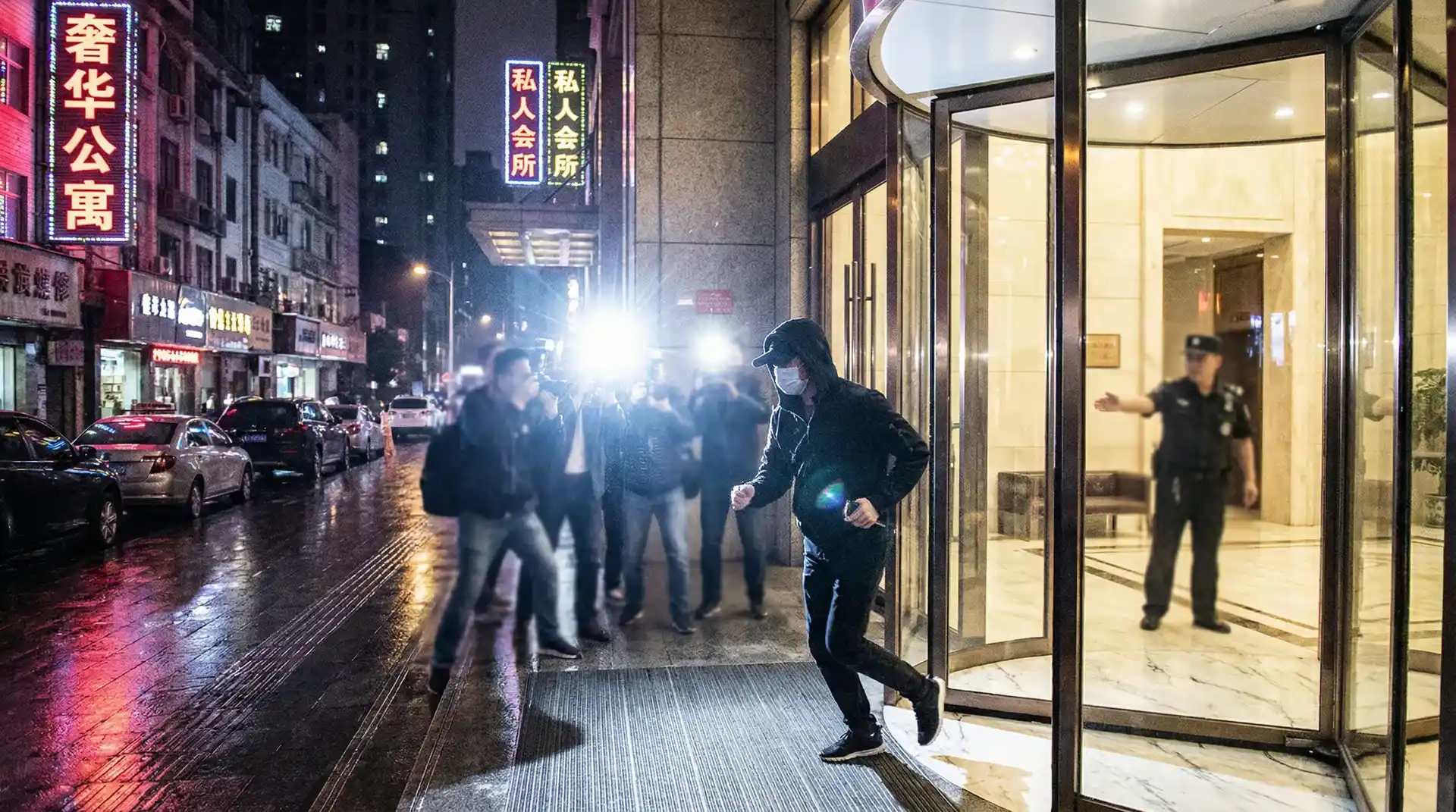 吃瓜社导航 | 吃瓜社官方入口~热点吃瓜社分享平台 - 明星被记者围堵闪光灯下